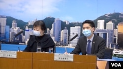 医管局总行政经理刘家献（右）在记者会上表示当局会研究在香港测试瑞德西韦的可能。（2020年2月19日，美国之音记者王四维拍摄）