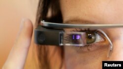 Seorang perempuan menggunakan kacamata Google dalama sebuah presentasi media di Praha 15/5/2014. Serangkaian kacamata pintar dilaporkan sedang dibuat yang juga bisa dibuat untuk tujuan pengintaian. 