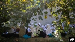 Sejumlah siswa menghadiri kegiatan belajar di ruang terbuka di sebuah sekolah dasar di Kabul, Afghanistan, pada 7 Oktober 2020. (Foto: AP/Mariam Zuhaib)