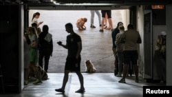 Orang-orang berlindung di dalam sebuah tempat parkir selama peringatan serangan udara, di tengah serangan udara Rusia di ibu kota Kyiv, Ukraina Jumat 11 Agustus 2023.