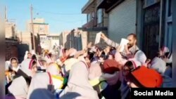 İran Azərbaycanının müxtəlif şəhərlərində məktəbli şagirdlər arasında türkcə kitablar paylanıb