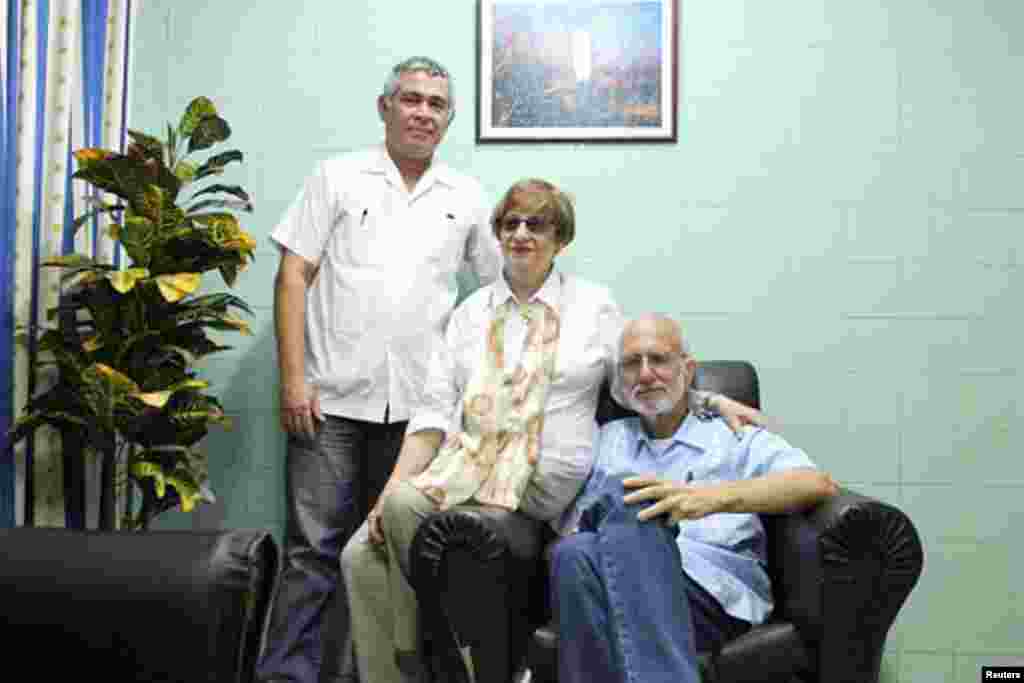 Jailed U.S. Agency for International Development (USAID) contractor Alan Gross (right), poses for a picture during a visit with Cuban Jewish Community leader Adela Dworin and David Prinstein, Vice President, at Havana&#39;s Carlos J. Finlay Military Hospital, Sept. 28, 2012.