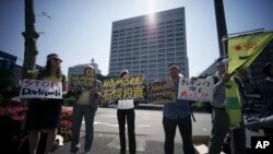 ក្រុម​មនុស្ស​បង្ហាញ​ការ​ប្រឆាំង​តវ៉ា​នឹង​កា​រប្រែប្រួល​អាកាស​ធាតុ​ និង​ការ​វិនិយោគ​ធ្យូង​ថ្ម​ មុន​ពេល​កិច្ច​ប្រជុំ​រដ្ឋមន្រ្តី​ហិរញ្ញ​វត្ថុ​នៃ​ប្រទេស​មហា​អំណាច​សេដ្ឋកិច្ច​ទាំង៧​ និង​ក្រុម​ប្រឹក្សា​ភិបាល​ធនាគារ​កណ្តាល​ នៅ​ខាង​មុខ​ក្រសួង​ហិរញ្ញវត្ថុ​ ក្នុង​ទី​ក្រុង​តូក្យូ​ កាល​ពី​ថ្ងៃ​ព្រហស្បតិ៍​ ទី​១៩​ ខែ​ឧសភា​ ឆ្នាំ​២០១៦។​ 