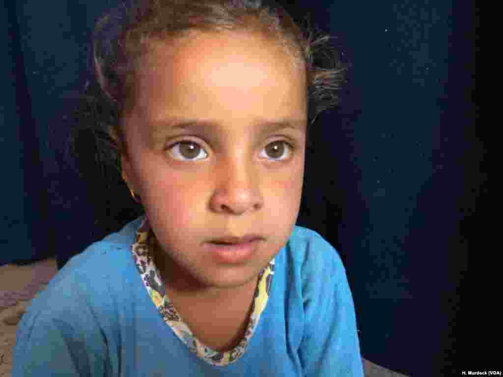 Bayan da ya rasa &#39;ya&#39;yansa a yakin na IS, wannan &#39;yar mai suna Zamin ita kadai ta rage ma Ibrahim Makhool, wacce ta yi magana akan yadda take son tsohon gidansu yayin da suke gudun hijira, inda ta ce gidan ya na da ban sha&#39;awa kuma &quot;ina so in tafi gida.&quot; &nbsp;