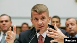ARSIP - Kepala Eksekutif Blackwater USA, Erik Prince, bersaksi di depan Komite Pengawasan dan Reformasi Pemerintah terkait kontrak pengamanan di Irak dan Afghanistan, Capitol Hill, Washington, D.C., 2 Oktober 2007 (foto: Reuters/Larry Downing)