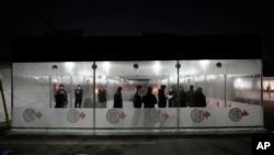 지난달 26일 한국 서울 시내 신종 코로나바이러스 감염 검사시설 이용자들이 차례를 기다리고 있다. 