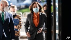 Calon Wapres AS dari Partai Demokrat, Kamala Harris (kanan)