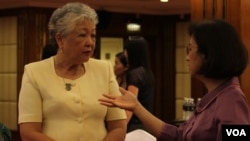 Women Affairs Minister Ing Kanthaphavy, right, talks to a long-time women rights advocate Thida Khus, left, at a ceremony to engage women into politics at Phnom Penh’s Intercontinental Hotel, on Wednesday, May 11, 2016. (Aun Chhengpor/VOA Khmer)
