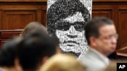 Chen Xitoyning oilada farzandlar sonini nazorat qilish, majburiy abort va sterilizatsiya, ya’ni bepusht qilish siyosatini fosh qilgani uchun ta’qibda yashagan