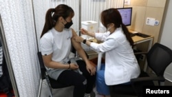 Atlet judo Olimpiade Korea Selatan menerima dosis pertama vaksin virus corona Pfizer-BioNTech di National Medical Center di Seoul, 29 April 2021. (Foto: Reuters)