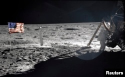 Astronavt Nil Armstrong, Apollo 11 missiyasi rahbari Oyda. 20-iyul, 1969-yil.