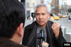 លោក ហ៊ី សុភរិទ្ធ ប្រធានសមាគមខ្មែរអាមេរិកាំងបុរីញូយ៉ក ផ្តល់បទសម្ភាសន៍ឲ្យវីអូអេ ក្រោយកិច្ចពិភាក្សាស្តីពី «‍ការធ្លាក់ចុះលទ្ធិប្រជាធិបតេយ្យនៅកម្ពុជា» ដែលរៀបចំឡើងនៅឯស្ថានបេសកកម្មសហរដ្ឋអាមេរិក ប្រចាំនៅអង្គការសហប្រជាជាតិក្នុងបុរីញូយ៉ក កាលពីថ្ងៃទី១៩ ខែ ធ្នូ ឆ្នាំ២០១៧។ (សាយ មុន្នី/VOA)