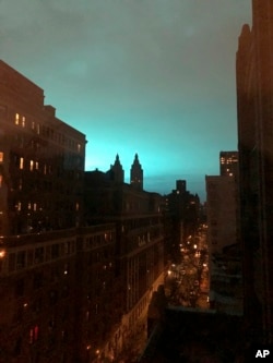 Plavo svetlo iznad Njujorka 27. decembra 2018.