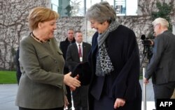 German Chancellor Angela Merkel (L) shakes hands with British Prime Minister Theresa May as May arrives at the Chancellery in Berlin, Germany, Apr. 9, 2019.
