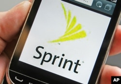 Logo perusahaan telekomunikasi Sprint di layar ponsel.