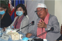 លោក ម៉ម ប៊ុនហេង រដ្ឋមន្រ្តីក្រសួងសុខាភិបាល និងលោកស្រី​វេជ្ជបណ្ឌិត​ Li Ailan ​តំណាង​អង្គការ​សុខភាព​ពិភព​លោក ​(WHO)​ ប្រចាំ​នៅ​កម្ពុជា ថ្លែងក្នុងសន្និសីទសារព័ត៌មាន ស្តីពីស្ថានភាពជំងឺកូវីដនៅកម្ពុជា កាលពីថ្ងៃច័ន្ទ ទី២៧ ខែមេសា ឆ្នាំ២០២០។ (ស៊ុន ណារិន/VOA Khmer)