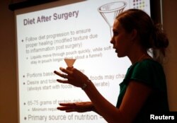 Ahli gizi bersertifikat, Beth Ondrako, memperlihatkan ukuran kantung lambung yang baru setelah operasi, kepada para pasien bedah bariatrik di sebuah kelas di Denver, 22 September 2010.
