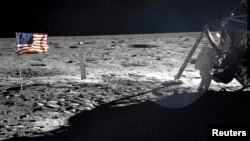 Astronot AS, Neil Armstrong, dengan pesawat antariksa Apollo 11 ketika mendarat untuk pertama kalinya di Bulan pada 16 Juli 1969 (foto: ilustrasi). 