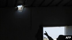 لەم وێنەیەدا پاشماوەی کەوتنەخوارەوەی یەکێک لە موشەکەکانی ئێران دەردەکەوێت دوای تێکشکاندنی لەلایەن ئیسرائیل. موشەکەکە بەر ماڵی خێزانێکی عەرەبی بەدەوی کەوتووە لە باشوری ئیسرائیل و منداڵێکی 7 ساڵانی بریندار کردووە.