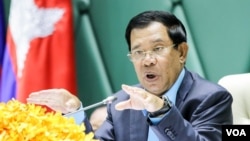 រូបឯកសារ៖ លោក​នាយក​រដ្ឋមន្រ្តី​ហ៊ុន សែន ថ្លែង​នៅ​ក្នុង​​​វេទិកា​ថ្នាក់ជាតិ​លើកទីមួយ​ស្ដី​អំពី ​«​ការការពារ និង​អភិរក្ស​ធនធាន​ធម្មជាតិ​»​ នៅ​វិមា​ន​សន្តិភាព នៅ​ថ្ងៃ​ចន្ទ ទី​២២​ ខែ​សីហា ឆ្នាំ​២០១៦ នា​រាជធានីភ្នំពេញ។​ (ឡេង ឡែន/VOA) 