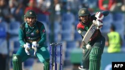 بنگلہ دیش کے کھلاڑی متھن شاٹ کھیلتے ہوئے