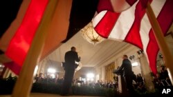 Presiden Barack Obama dan Perdana Menteri Inggris David Cameron mengadakan konferensi pers bersama di Ruang Timur di Gedung Putih, Washington DC (16/1).