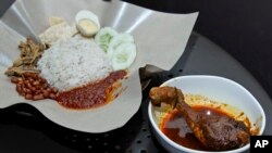 Nasi Lemak dan rendang ayam di sebuah restoran di Subang Jaya, Malaysia, 3 April 2018. 
