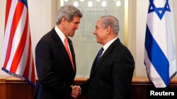 Menlu AS John Kerry (kiri) dan PM Israel Benyamin Netanyahu di Yerusalem (23/5).