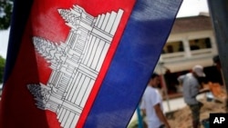 រូបឯកសារ៖ ទង់ជាតិកម្ពុជាត្រូវបានដាក់តាំងនៅក្បែរប្រាសាទអង្គរវត្ត ខេត្តសៀមរាប ថ្ងៃទី១៧ ខែកក្កដា ឆ្នាំ២០១០។