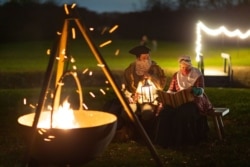 Mount Vernon Christmas carolers Deborah Brower and her son Rob Himberter perform songs that were popular during the colonial era. (Photo: Dan Chung)