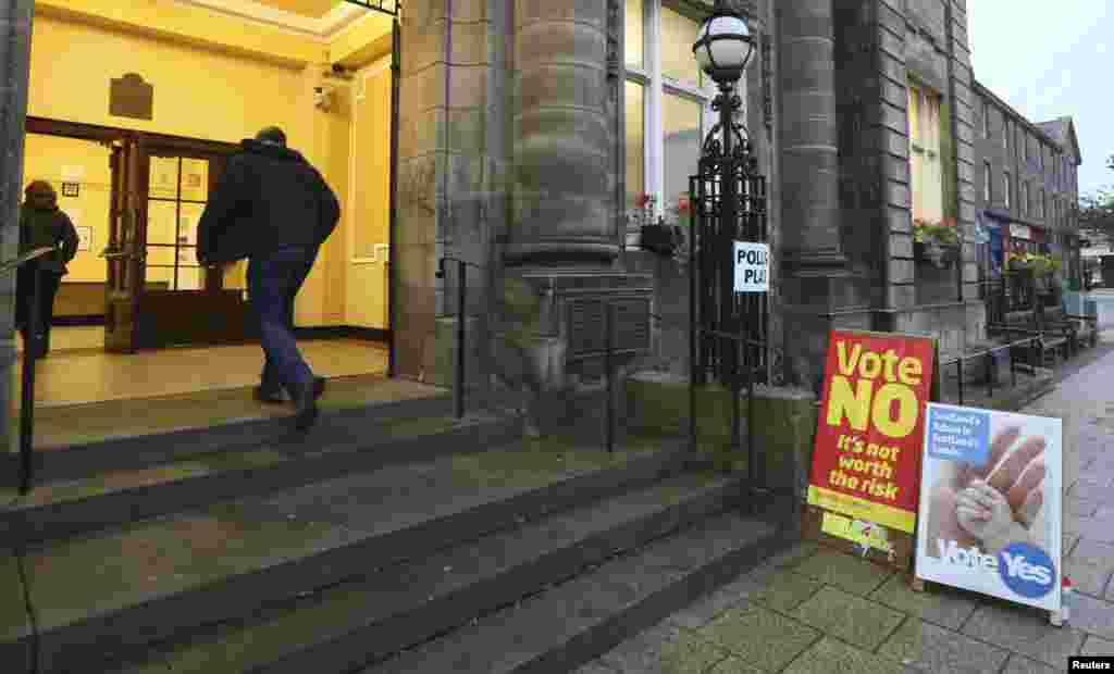 People arrive to cast their vote at Portobello Town Hall near Edinburgh, Scotland, Sept. 18, 2014.