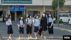 រូបឯកសារ៖ សិស្ស​មួយ​ក្រុម​ដើរ​នៅ​ក្នុង​បរិវេណ​វិទ្យាល័យ​មួយ​ក្នុង​រាជធានី​ភ្នំពេញ​អំឡុង​ថ្ងៃ​ដំបូង​នៃ​បវេសនកាល​ឆ្នាំ​សិក្សា​២០២០-២០២១ បន្ទាប់​ពី​ការ​ឆ្លងជំងឺ​រាតត្បាតកូវីដ១៩ ក្នុង​សហគមន៍​ត្រូវ​បាន​បញ្ចប់ កាល​ពី​ថ្ងៃទី១១ ខែ​មករា ឆ្នាំ ២០២១។ (ទុំ ម្លិះ/វីអូអេ)