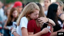 지난 2018년 2월 미국 플로리다주 파크랜드에서 마조리스톤맨더글라스 고등학교 총격 희생자 추모 촛불 집회 참가자들이 포옹하고 있다. (자료사진)