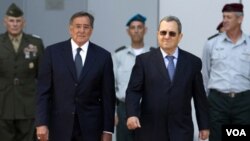 Menhan Israel, Ehud Barak (kedua dari kanan) berjalan bersama Menteri Pertahanan AS, Leon Panetta dalam kunjungannya ke pangkalan militer Israel 'Kirya' di Tel Aviv (3/10).