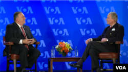 Državni sekretar s direktorom VOA Rilley-em