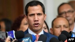 Pemimpin oposisi Venezuela Juan Guaido berbicara kepada media di Caracas.