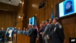 Deputi Komisioner Intelijeng dan Kontraterorisme, John Miller, berbicara pada sebuah konferensi pers dengan menampilkan foto Sayfullo Saipov, yang dituduh melakukan serangan dengan menabrakkan truk ke arah sekelompok orang yang sedang bersepeda pada Selasa (31/10). Serangan Sayfullo menewaskan delapan orang dan melukai tiga pengendara sepeda lainnya. 