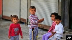 Anak-anak pengungsi Suriah berkumpul bersama di sebuah permukiman di kota Gaziantep, Turki. (Foto: dok.)