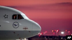 Kokpit Lufthansa terlihat sebelum matahari terbit di bandara di Frankfurt, Jerman, Senin, 20 April 2020. Virus corona menyebabkan 97 persen dari penerbangan Lufthansa dibatalkan. (Foto: AP/Michael Probst)