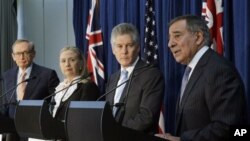 (Chapdan o'ngga) Avstraliya Tashqi ishlar vaziri Bob Karr, AQSh Davlat kotibi Xillari Klinton, Avstraliya va AQSh mudofaa vazirlari Stiven Smit va Leon Panetta matbuot anjumanida, Pert shahri, Avstraliya, 14-noyabr, 2012-yil.
