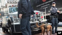 មន្រ្តី​សង្រ្គោះ​បន្ទាន់ និង​សុនខ​កំពុង​រក​គ្រាប់​បែក​នៅ​ខាងក្រៅ​ការិយាល័យ​លោក​អភិបាល​ក្រុង​ញូវយ៉ក Andrew Cuomo បន្ទាប់​ពី​មាន​ការរាយការណ៍​ថា​មាន​កញ្ចប់​សង្ស័យ​កាលពី​ថ្ងៃទី​២៤ តុលា ឆ្នាំ ២០១៨។