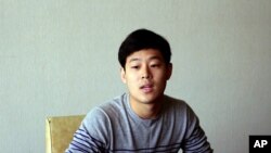 Mahasiswa Universitas New York asal Korea Selatan, Joo Won-moon, saat diwawancarai di Hotel Koryo Hotel, Pyongyang, Korea Utara, 14 Juli 2014 (Foto: dok). 