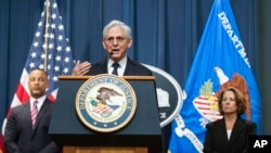 司法部长加兰德与联邦检察官皮斯(左)和司法部副部长莫纳科在记者会上宣布逮捕和起诉贩运芬太尼前体化学品的人员。(2023年6月23日)