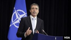 Sekjen NATO Anders Fogh Rasmussen memberikan keterangan pers di Brussels, Belgia hari Jumat (3/2).