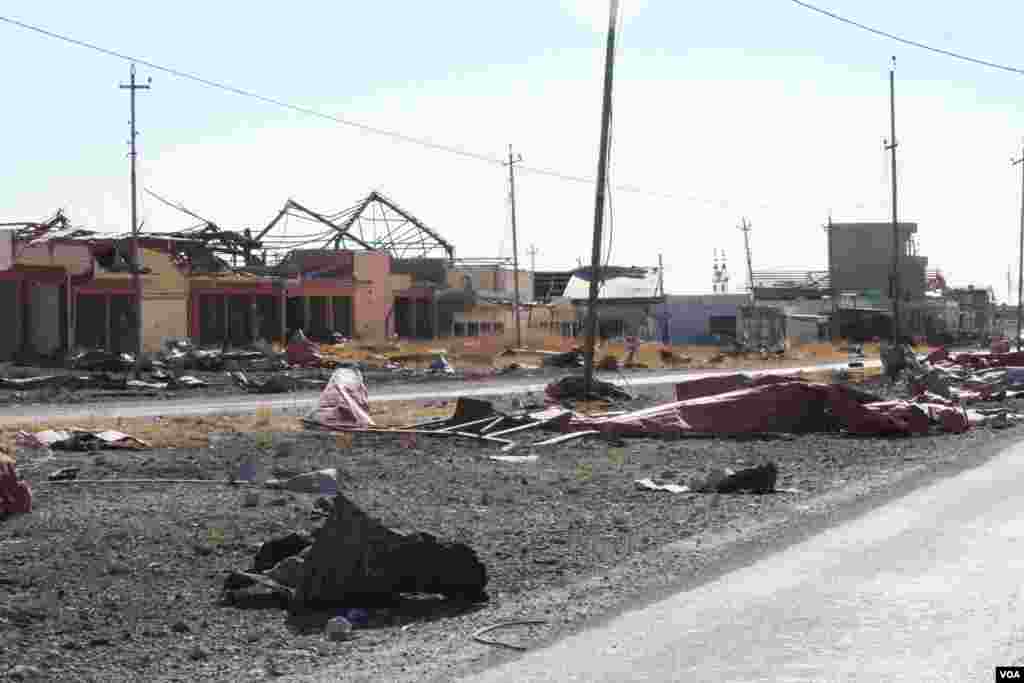 Desa-desa dan kota-kota yang telah ditangkap kembali oleh tentara Peshmerga dan Irak di sekitar Mosul hampir semuanya jadi puing-puing, dan banyak yang belum ditinggali, di Khorsebad, Irak (23/11). (VOA/H.Murdock)