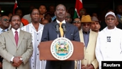 Perdana Menteri Kenya Raila Odinga (tengah), bersama para anggota partai Koalisi untuk Reformasi dan Demokrasi (CORD) Kenya, saat memberikan keterangan pers di Nairobi (16/3).
