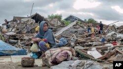 24일 인도네시아 수무르의 쓰나미 피해 주민들.