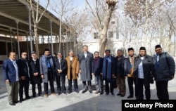 Delegasi Indonesia pimpinan Ketua PBNU Robikin Emhas bersama Imam Masjid Jiamai dan Presiden Xianjing Islamic Institute yang sekaligus Chairman of Xianjing China Islamic Association seusai salat Jumat (22/2).