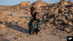 دختر افغانستانی در حال گریه در میان خرابه‌های زلزله ویرانگر در حوزه زنده جان، ولایت هرات - ۱۹ مهر ۱۴۰۲