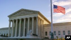 ទង់ជាតិអាមេរិកត្រូវបានទម្លាក់ចុះពាក់កណ្តាលនៅមុខតុលាការកំពូល ក្រោយលោកស្រីចៅក្រម Ruth Bader Ginsburg បានទទួលមរណភាពក្នុងជន្មាយុ ៨៧ឆ្នាំ នៅរដ្ឋធានីវ៉ាស៊ីនតោន ថ្ងៃទី១៩ ខែកញ្ញា ឆ្នាំ២០២០។